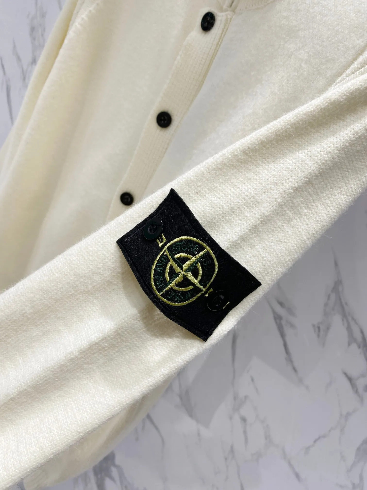 P270 Stone Island Cotton-wool blended knitted zipper button sweater cardigan (couple style) Color: Black Gray Off-white Size: M～XL M: Clothing length 68 Bust 110 Sleeve length 57 L: Clothing length 70 Bust 116 Sleeve length 58 XL: Clothing length 72 Bust 120 Sleeve length 59